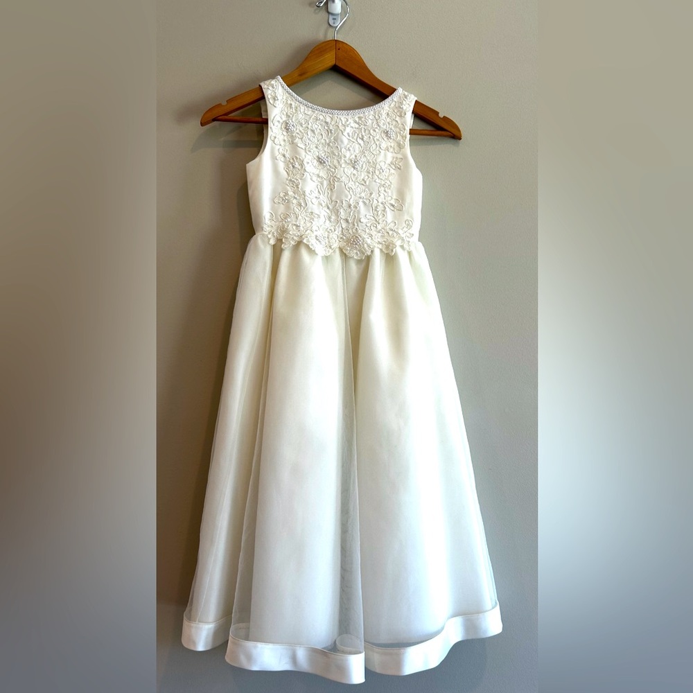 CUTE David’s Bridal light cream colored Flowergirl or first Communion dress. 6